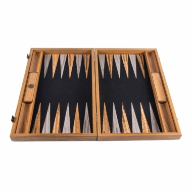 Vue intérieure du plateau de backgammon avec pions chêne sur fond noir