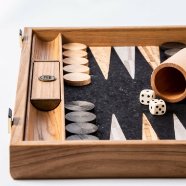 Détails du jeu de backgammon avec dés et gobelet - Le Palais Des Echecs