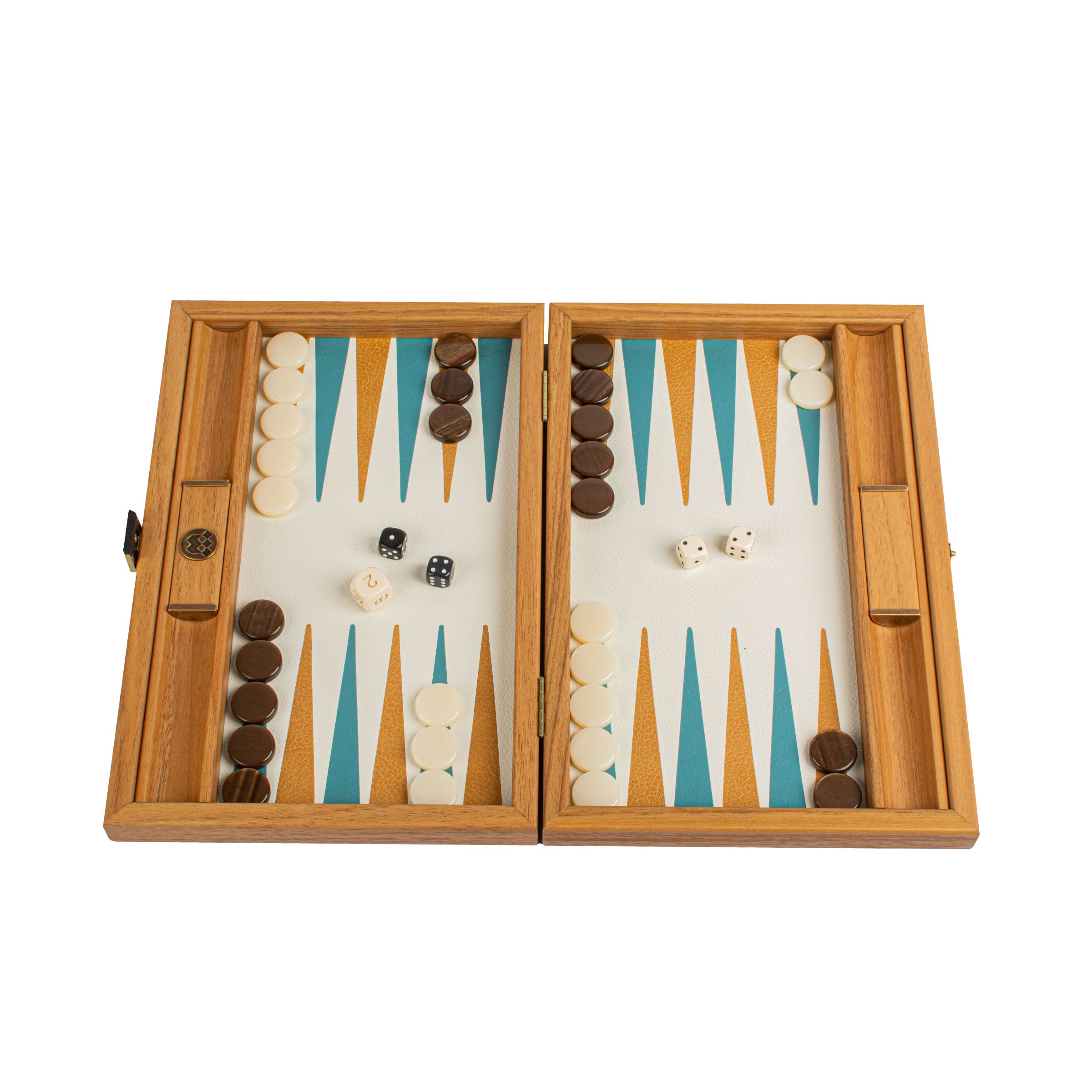 Plateau de backgammon ouvert avec pions clairs et foncés, ambiance de jeu amical