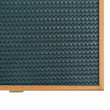 Zoom sur la texture du cuir vert olive de la boîte de backgammon - Le Palais Des Echecs