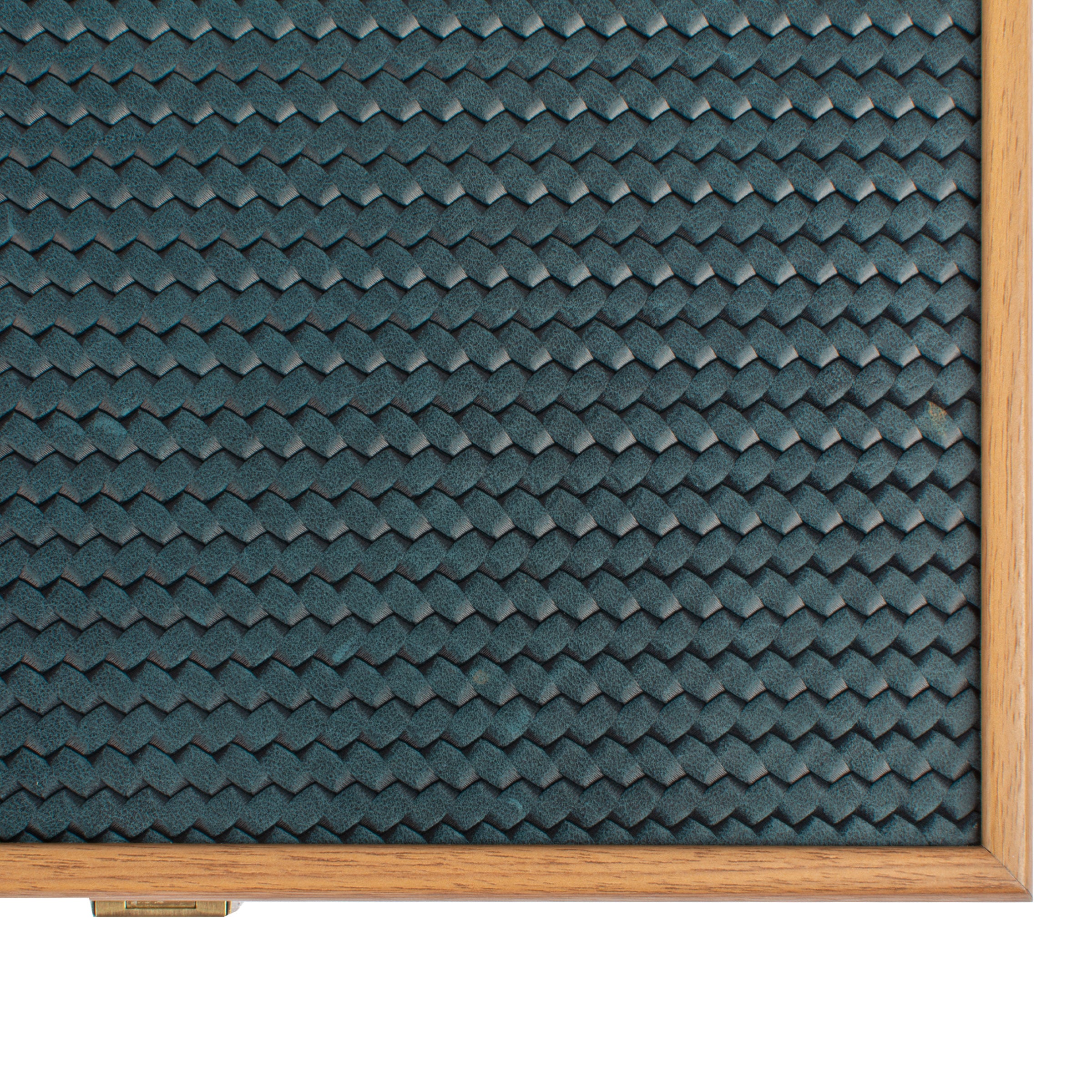 Zoom sur la texture du cuir vert olive de la boîte de backgammon - Le Palais Des Echecs