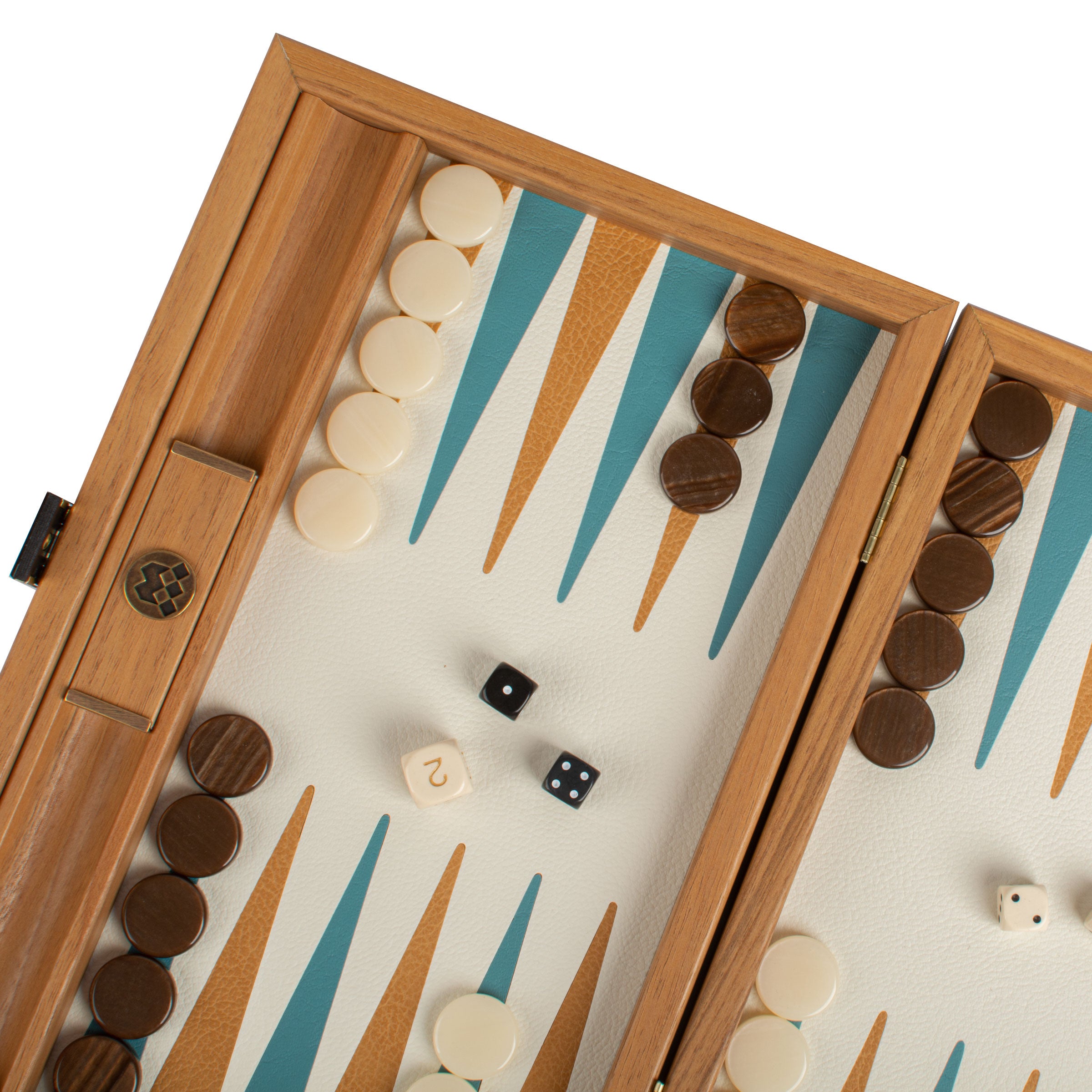 Vue détaillée du plateau de backgammon avec pions et dés en cours de jeu