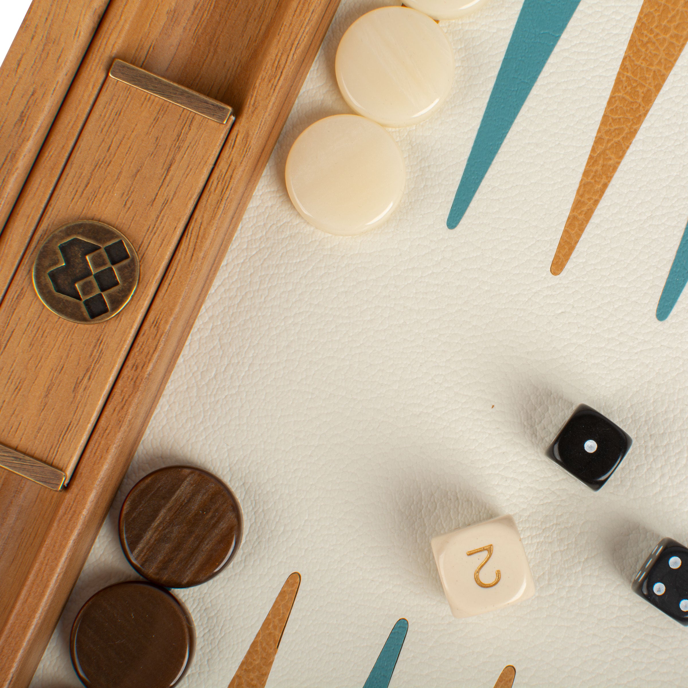 Zoom sur les pions et les dés sur le plateau de backgammon - Le Palais Des Echecs