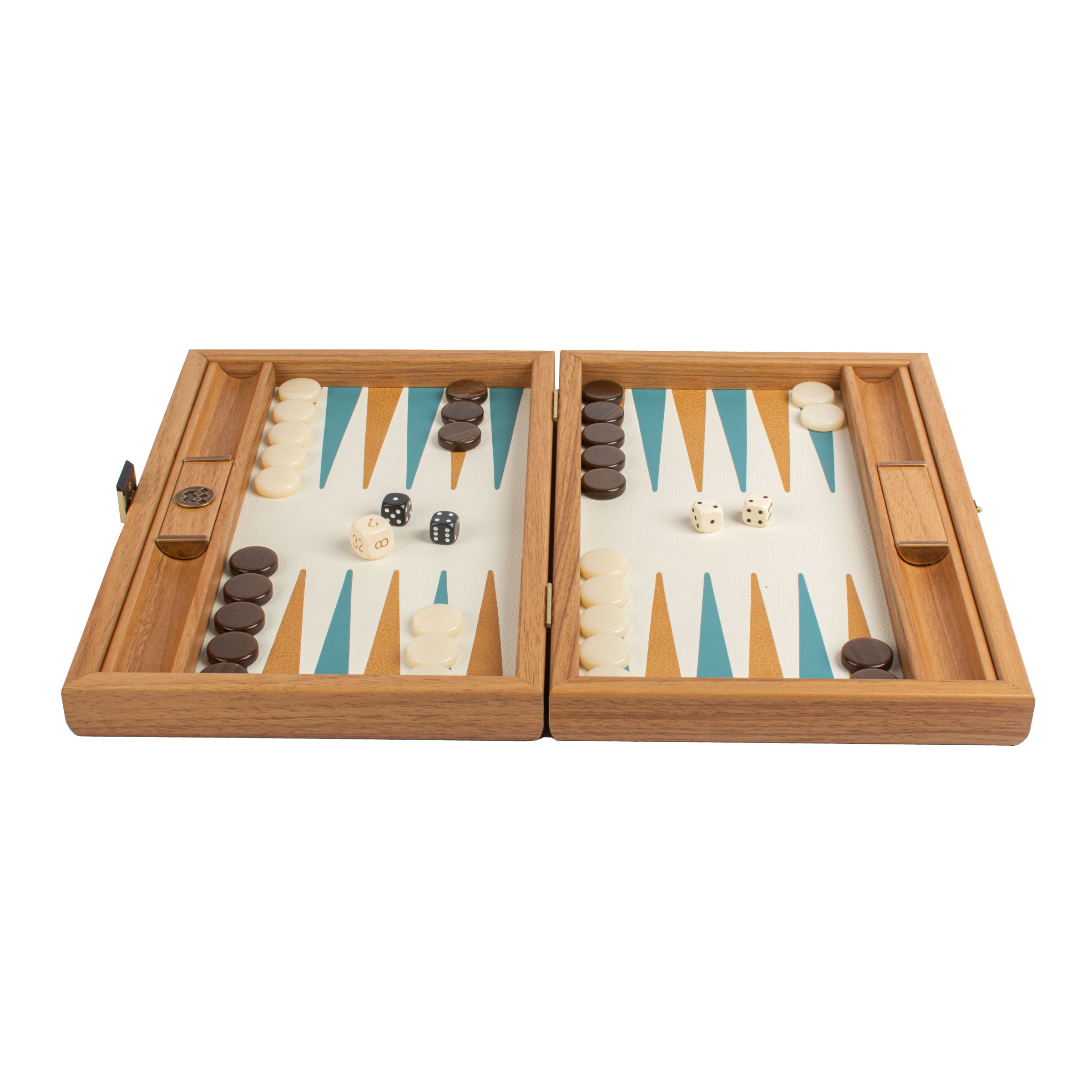 Plateau de backgammon en bois avec pions en cuir, prêt pour un nouveau match