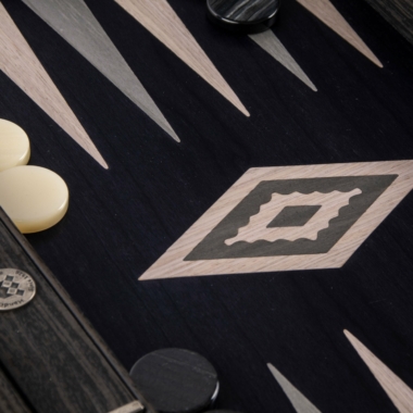 Détail du plateau de backgammon Vavona, motif en bois fin et pions - Le Palais Des Echecs