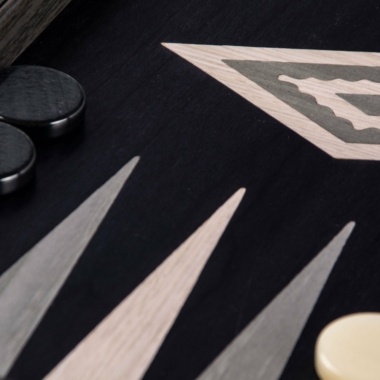 Zoom sur le motif graphique du backgammon Vavona, pions noirs et beiges inclus