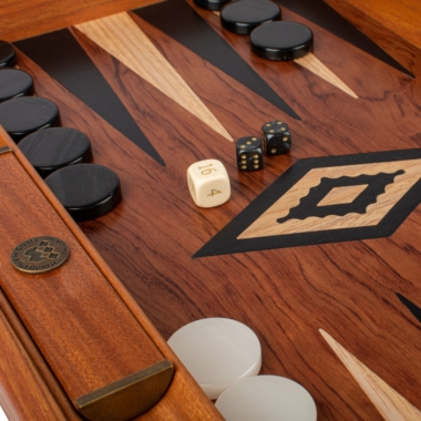 Détail des pions noirs du backgammon sur un fond lumineux - Le Palais Des Echecs