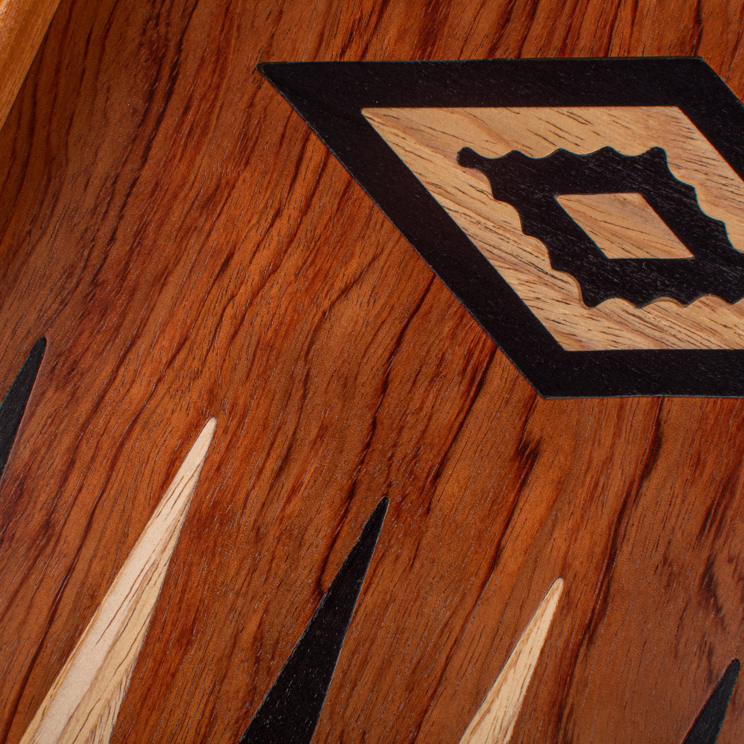 Détail artistique du plateau de backgammon en noyer et beige - Le Palais Des Echecs