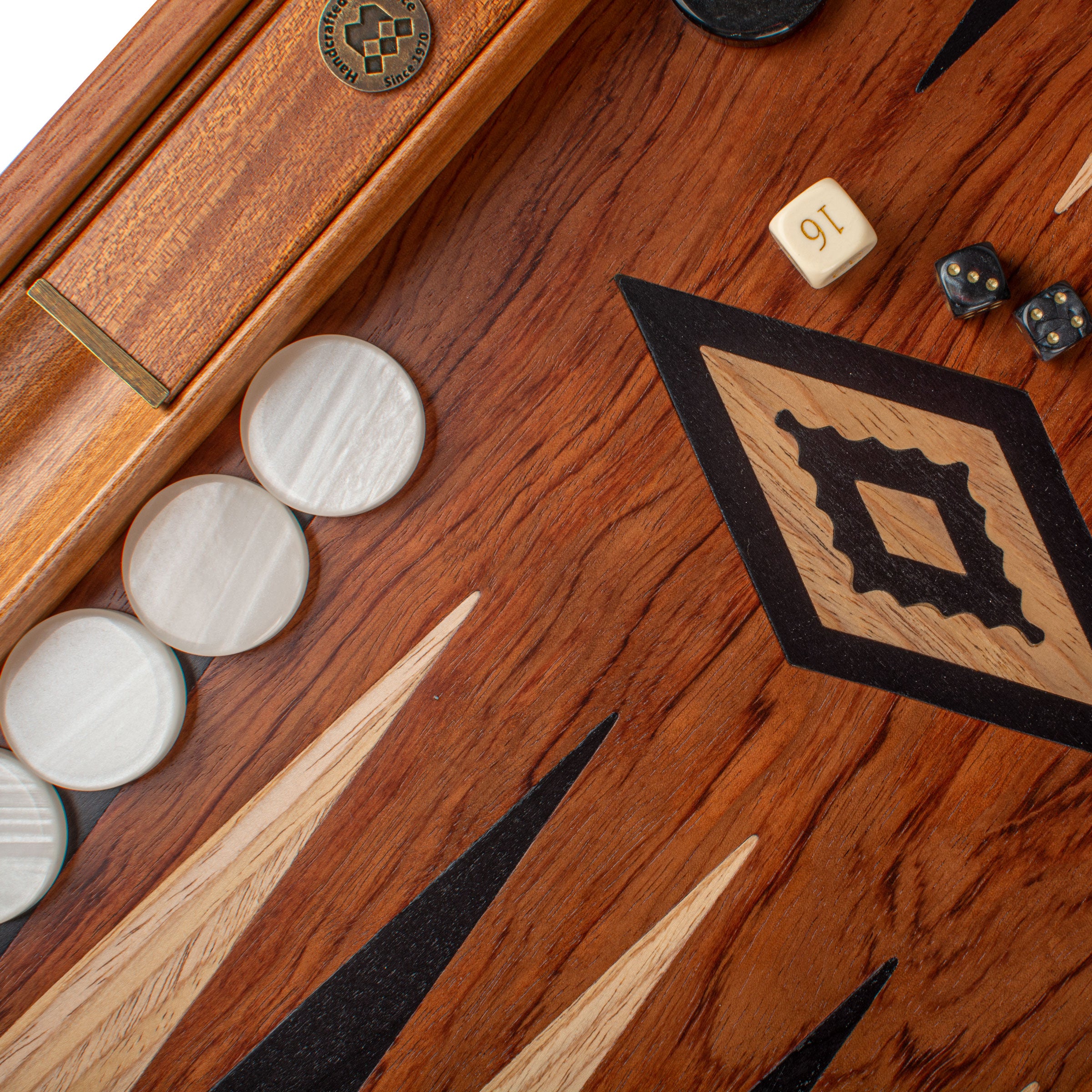 Zoom sur les pions et dés du jeu de backgammon haut de gamme - Le Palais Des Echecs