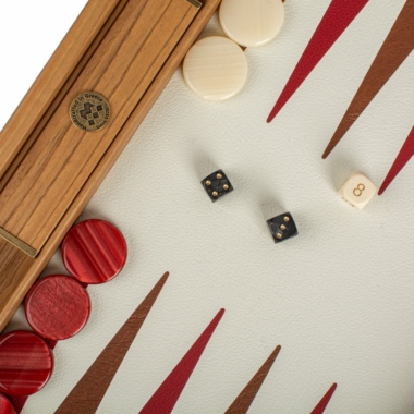 Dés et pions sur le plateau de backgammon, en action de jeu - Le Palais Des Echecs