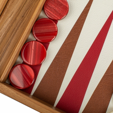 Pions rouges alignés sur le plateau de backgammon view - Le Palais Des Echecs