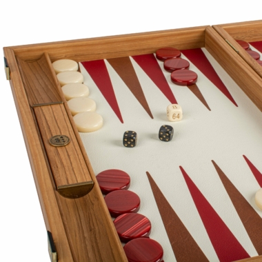 Plateau de backgammon en cours de jeu avec pions et dés à l'affiche