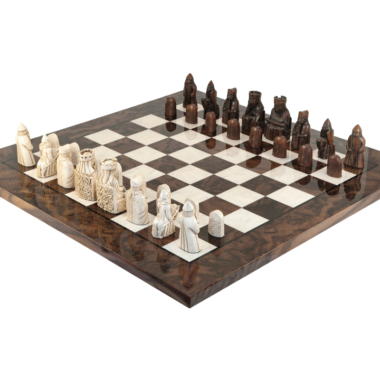 Jeu d'échecs Île de Lewis en bois avec pièces sculptées, vue de dessus - Le Palais Des Echecs