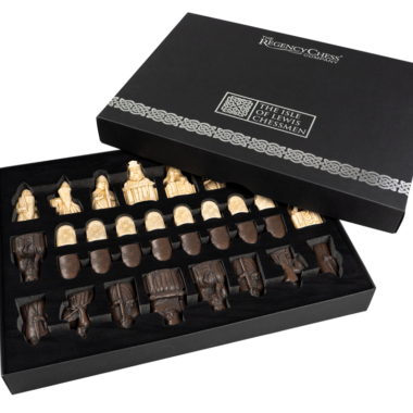 Boîte contenant le jeu d'échecs Île de Lewis, design soigné et élégant - Le Palais Des Echecs