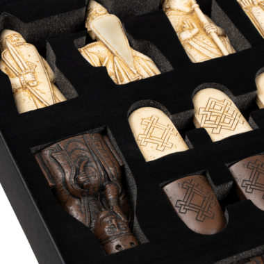 Vue rapprochée des pièces du jeu d'échecs Île de Lewis, finition précise et détaillée - Le Palais Des Echecs