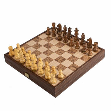 Plateau d'échecs en bois avec pièces Staunton prêtes à jouer, vue d'angle - Le Palais Des Echecs