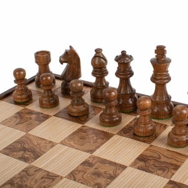 Détails des pièces en bois foncé sur le plateau d'échecs 40x40 cm - Le Palais Des Echecs