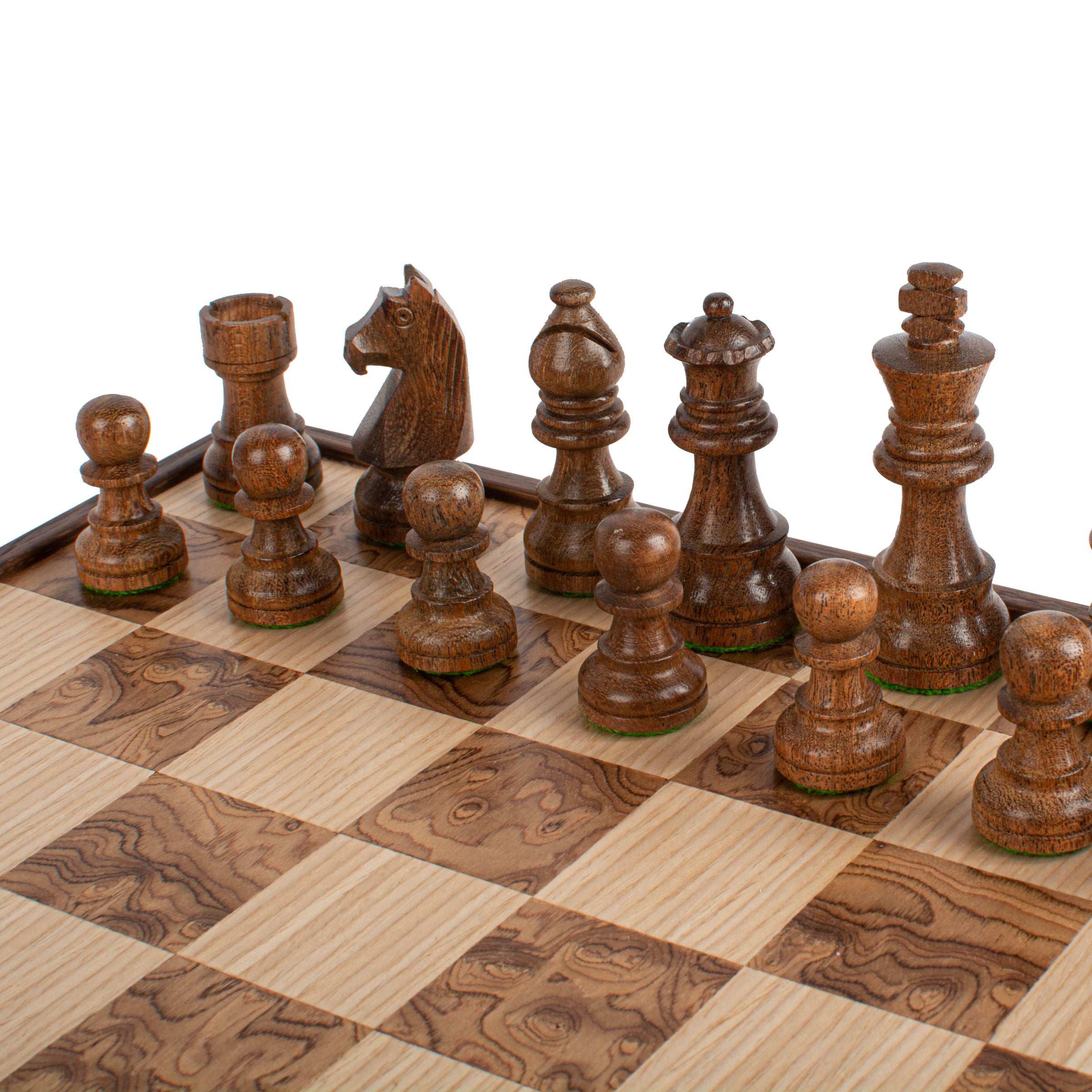 Détails des pièces en bois foncé sur le plateau d'échecs 40x40 cm - Le Palais Des Echecs