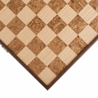 Zoom sur le plateau d'échecs en bois avec motif unique et élégant - Le Palais Des Echecs