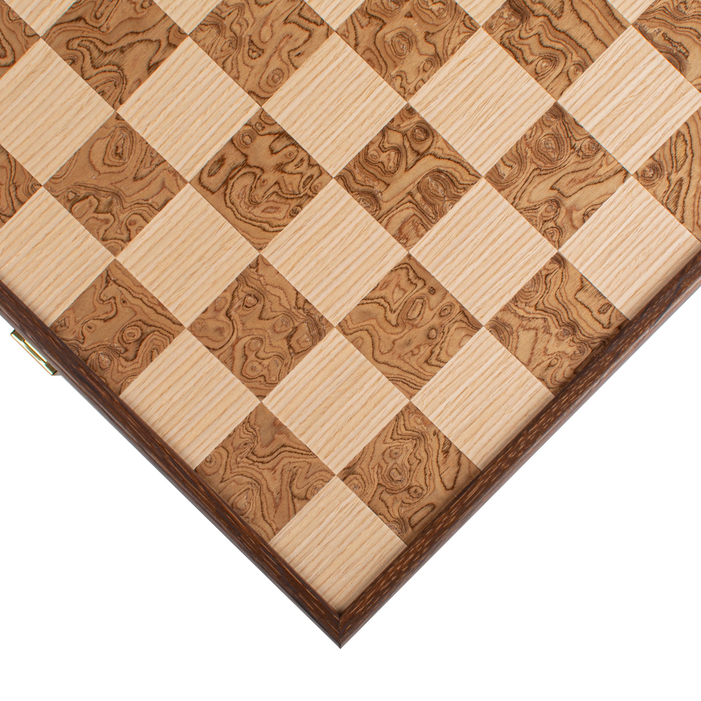 Zoom sur le plateau d'échecs en bois avec motif unique et élégant - Le Palais Des Echecs