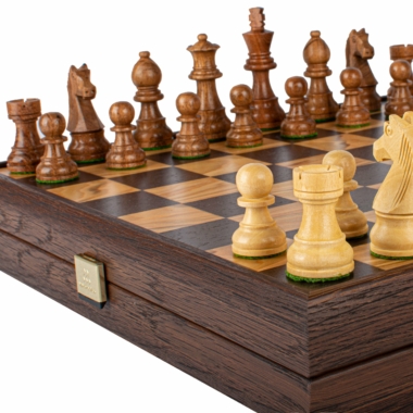 Focus sur les pièces en bois foncé du jeu d'échecs Noyer 40x40 cm - Le Palais Des Echecs
