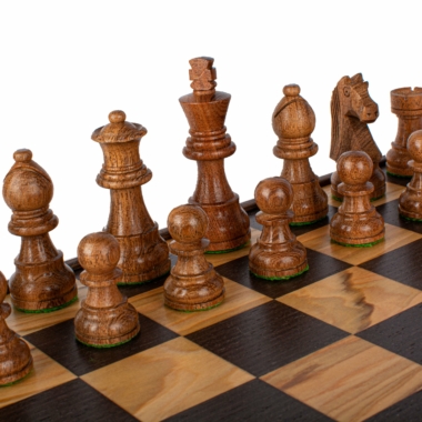 Détails des pièces en bois clair du jeu d'échecs Noyer 40x40 cm, design Staunton