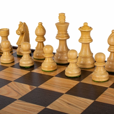 Vue rapprochée sur les pions du jeu d'échecs Noyer 40x40 cm, qualité artisanale - Le Palais Des Echecs