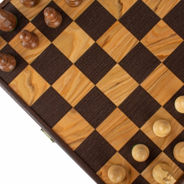 Aperçu de la planche de jeu d'échecs Noyer 40x40 cm avec pièces claires en action
