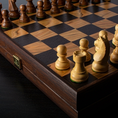 Détail du cavalier et du roi sur le jeu d'échecs Noyer 40x40 cm, pièces Staunton