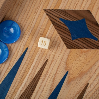 Détail d'un dé avec numéro sur le plateau de Backgammon en chêne
