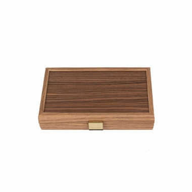 Boîte élégante pour backgammon en noyer, fermée, avec finition raffinée