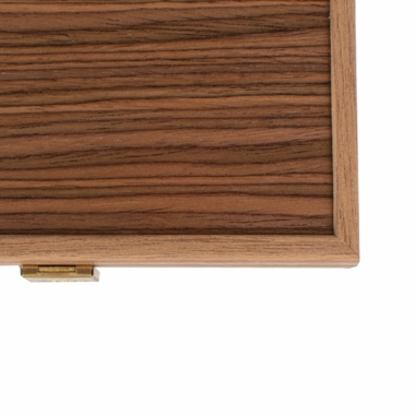Détail de la finition de la boîte de backgammon en noyer, mettant en valeur la texture