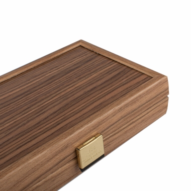 Détail de la boîte de backgammon en noyer, mettant en avant l'élégance artisanale