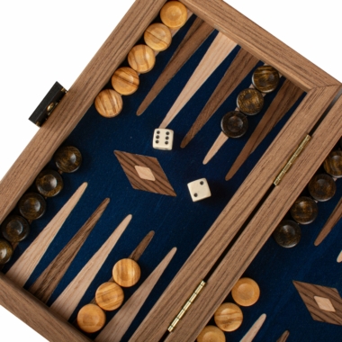 Vue en plongée sur le plateau de backgammon avec les dés et les pions en position