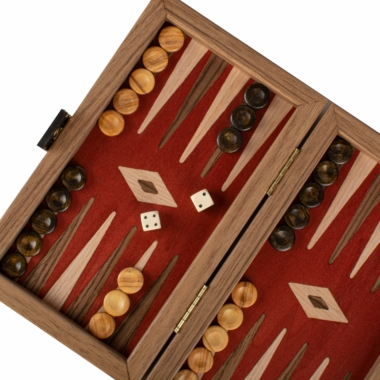 Vue détaillée du plateau de backgammon en noyer avec pions en bois - Le Palais Des Echecs