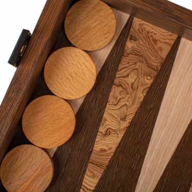 Pions en bois clair du jeu de backgammon en vue rapprochée sur plateau - Le Palais Des Echecs