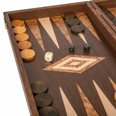 Jeu de backgammon en pleine action avec pions déplacés sur le plateau - Le Palais Des Echecs