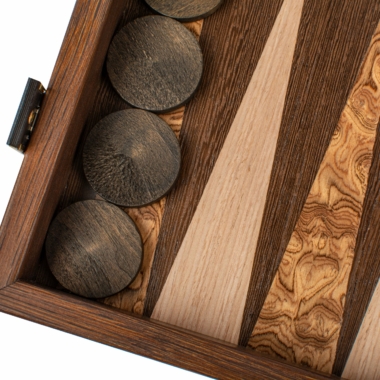 Vue rapprochée des éléments en bois du jeu de backgammon Wengé - Le Palais Des Echecs