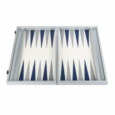 Plateau de Backgammon bleu marine ouvert avec des pions en simili cuir et dés visibles