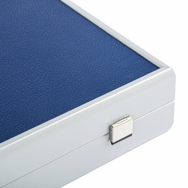 Détail de la boîte à fermeture métallique pour le Backgammon bleu marine - Le Palais Des Echecs