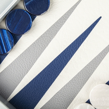 Gros plan sur les pions colorés de l'ensemble Backgammon bleu marine en simili cuir
