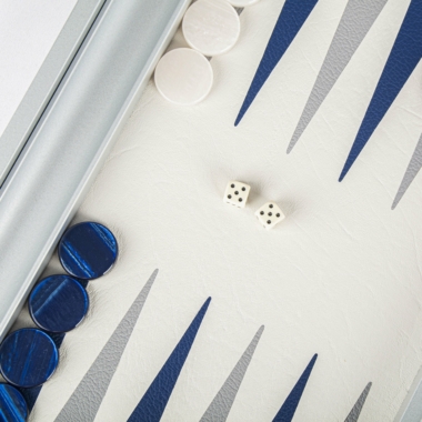 Vue rapprochée des dés sur le plateau de Backgammon bleu marine - Le Palais Des Echecs