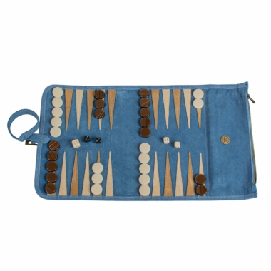 Jeu de backgammon en cuir daim bleu en cours avec pions et dés