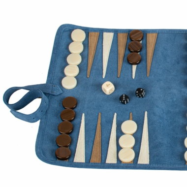 Détails du plateau de backgammon portable avec pions et dés visibles