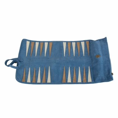 Vue du plateau de backgammon en cuir daim bleu, enroulé pour le transport