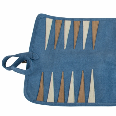 Premier plan du surface de jeu en cuir daim bleu pour backgammon
