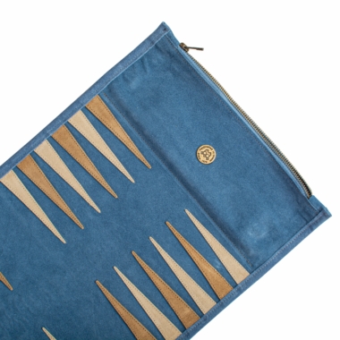 Détails du revers du plateau en cuir avec le logo de la marque