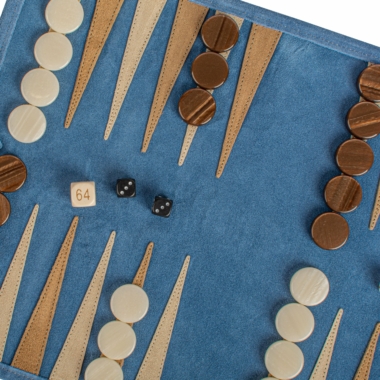 Disposition des pions et dés sur le plateau de backgammon en cuir daim