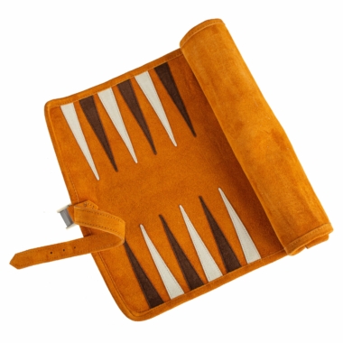 Backgammon enroulable en daim marron ouvert, design élégant et raffinément détaillé - Le Palais Des Echecs