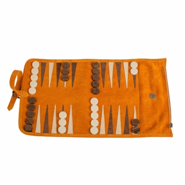 Backgammon enroulable en daim marron avec pions et dés, prêt à être joué sur une surface colorée